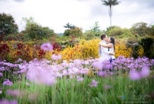 fotografia-de-bodas-pre-boda-jardin-botanico-beso-romantico-bogota-sesión-pre-boda-fotografia-bogota